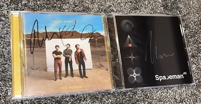 Jonas Brothers The Album SIGNED Sealed CD Full Band and Nick’s “Spaceman” SIGNED Foto 1 de 4
