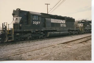 2F525 RP 1980 NORFOLK SOUTHERN RAILROAD LOCO #3327 - Imagen 1 de 1