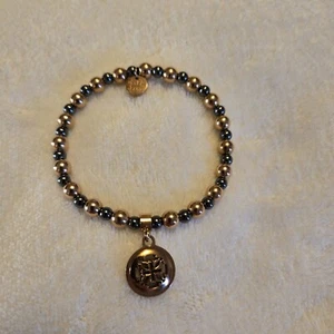 Bracciale Rustico Elasticizzato Bracciale Tono Oro Perline e Argento/Nero Perline Logo Charms - Foto 1 di 6