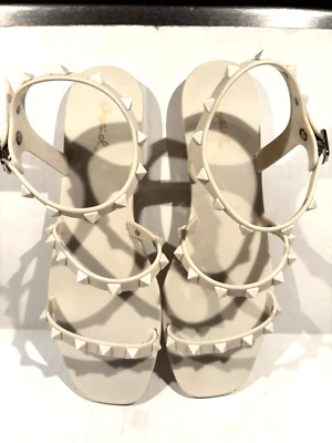 Sandalias para mujer con tachuelas Qupid talla 7 marfil con tachuelas y tiras nuevas Foto 1 de 4