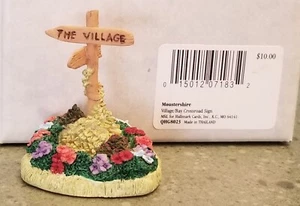 MINIATURE FIGURINE ORIG BOX~VILLIAGE BAY CROSSROAD SIGN~MOUSTERSHIRE~92~QHG8013 - Picture 1 of 9