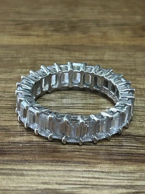 Anillo de plata de ley 925 corte esmeralda circonita cúbica banda de eternidad tamaño 9 5 mm Foto 1 de 4