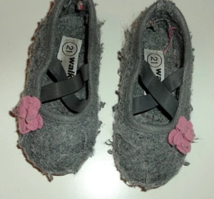 Graue Hausschuhe in Ballerina-Style mit rosa Blüte aus Filz Gr. 21 - Bild 1 von 1