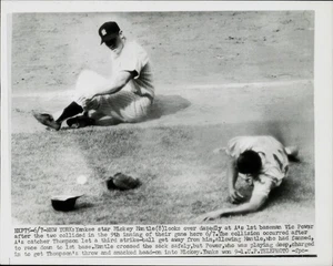 1956 Pressefoto Mickey Mantle, NY Yankees Vic Power KC Leichtathletik Collide - Bild 1 von 2