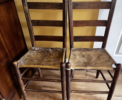 2 sillas antiguas occidentales con respaldo de escalera americano del siglo XIX de madera y cuero crudo Foto 1 de 4