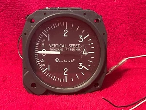 INDICADOR DE VELOCIDAD VERTICAL ILUMINADO UNITED INSTRUMENTS P/N 7040-C18 BEECHCRAFT - Imagen 1 de 7