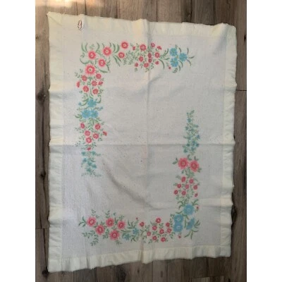 Manta bebé vintage Baby Chatham blanca borde seda floral azul y rosa 36x47" Foto 1 de 4