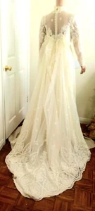 VINTAGE 60's FRENCH CHANTILLY LACE HANDMADE BEIGE CLASSIC WEDDING DRESS SIZE 4 - Picture 1 of 22