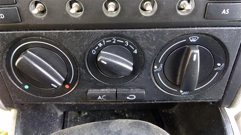 Interruptor selector de aire acondicionado usado se adapta a: Volkswagen Golf City Canadá 2004 solo con grado de aire acondicionado Foto 1 de 4