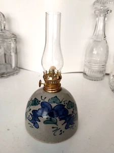 Great Bay Keramik Öllampe blaue Blumen USA Steinzeug unbenutzt mit Glasschirm - Bild 1 von 3