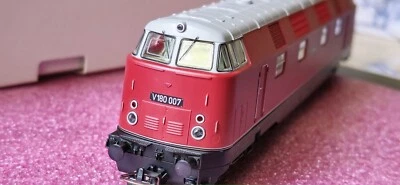PIKO 71300 Exklusivmodell H0 Diesellok V180 007 DR Ep. III Versuchslakierung neu - Bild 1 von 4
