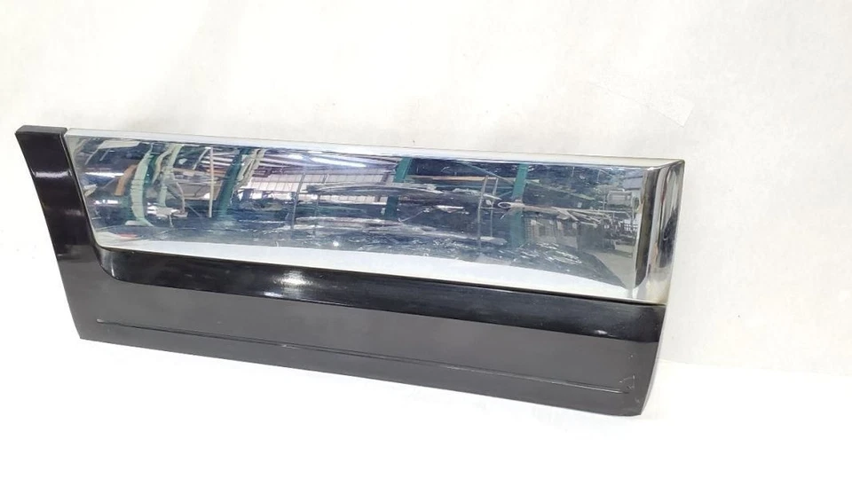 Moldura de porta traseira direita arranhada PN 7L747824736AE FABRICANTE DE EQUIPAMENTO ORIGINAL 2010 Lincoln Navigator - Imagem 1 de 4