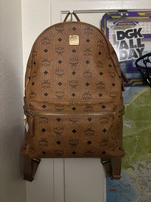 Mochila MCM Stark Visetos Tachonada Marrón/Coñac, Talla Mediana Foto 1 de 4