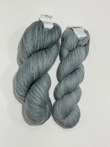 Miss Babs YOWZA Garn 500 & 560 Yds 8 Unzen Superwash Merinowolle Oregon Nebel - Bild 1 von 4