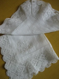 2 Anciens mouchoirs en linon et dentelle brodée BERTHE - Photo 1/11