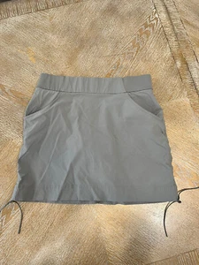 COLUMBIA Pull-On Gris Skort Cintura Elástica 30” Largo 16” Corbata Mediana en los Lados - Imagen 1 de 7