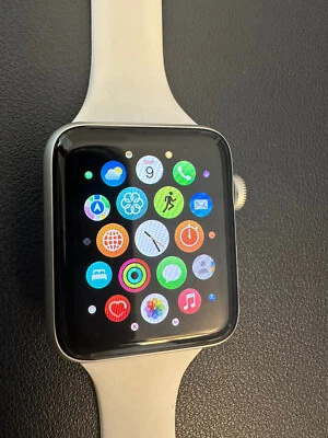 Apple Watch Serie 3 GPS 42mm Estuche de Aluminio Plateado Banda Blanca Foto 1 de 4