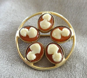 MINIATURA CAMAFEO CÍRCULO BROCHE TONO DORADO RESINA O ACRÍLICO 1.25" SIN FIRMAR EN MUY BUEN ESTADO - Imagen 1 de 8