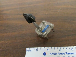 Ohmite Type AB 100K Potentiometer With Daka-Ware Vintage Knob On Fixture Scienti - Picture 1 of 1