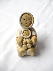 Figura Betti Bouman Mini 2,25 pulgadas de arcilla esquimal madre e hijo 1985 - Imagen 1 de 5