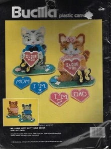 Bucilla ~ Mr. & Mrs. Kitty Kat ~ Decoración de mesa de lona de plástico #6049 gatos - Imagen 1 de 2