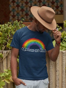 Hombre ORGÁNICO Camiseta de algodón Queer As Folk Pride GAY Festival Rainbow Mardi Gras - Imagen 1 de 3