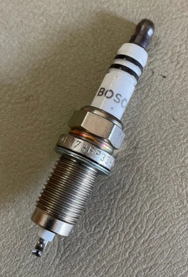 Bosch Super Plus Platinum Spark Plug (X11)- FR7HPP33 -For Volkswagen Golf & More - Image 1 of 3