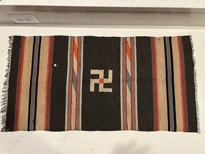 ATQ Navajo Teppich wirbelnde Baumstämme Good Luck Hakenkreuz ca. 36” x 18” hat Schäden - Bilder - Bild 1 von 20