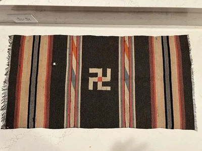 Atq 纳瓦霍地毯旋转原木好运 Swastika 大约 36 英寸 X 18 英寸有损坏-图片 — 第 1/4 张图片