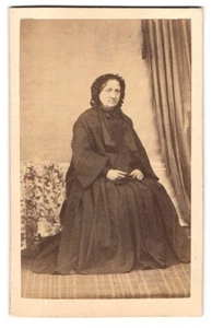 Fotografie H. Promt, Portrait Dame im dunklen Kleid mit Haube - Bild 1 von 2