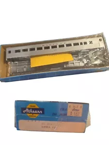 Vintage HO Scale Athearn 1811 SL Coach Santa Fe - Picture 1 of 1