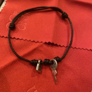 UNO DE 50 Lock & Key Charm ADJUSTABLE Black Leather BRACELET OS Vintage - Picture 1 of 18