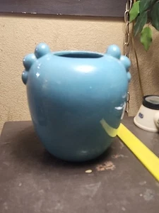 ANTQ 20er Jahre Haeger matt hellblau Doppel 3-Beulen Henkel Vase grün/gold Aufkleber - Bild 1 von 5