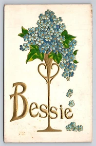 Tarjeta postal con nombre Bessie Forget Me Not Flowers oro en relieve letra grande antigua de la década de 1910 - Imagen 1 de 4
