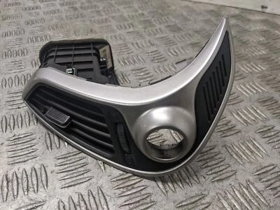 Вентиляционная решетка центральной панели Hyundai Ix35 Crdi Mk1 2010-2015 годов выпуска (драйвер ОС)  - Изображение 1 из 3