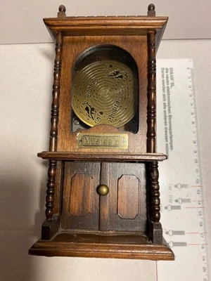 Spieluhr  Musik-Box  Kunstgewerbe Gerstenberg - Bild 1 von 4