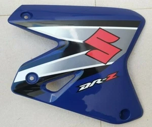 COPRI RADIATORE SINISTRO ORIGINALE GENUINE SUZUKI DR-Z 400 COVER, RADIATOR LH - Foto 1 di 2