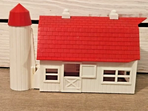BACHMANN PLASTICVILLE O SCALE WHITE BARN WITH RED ROOF - Picture 1 of 4
