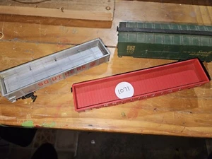 HO FREIGHT CARS NEEDING WHEELS - Picture 1 of 9
