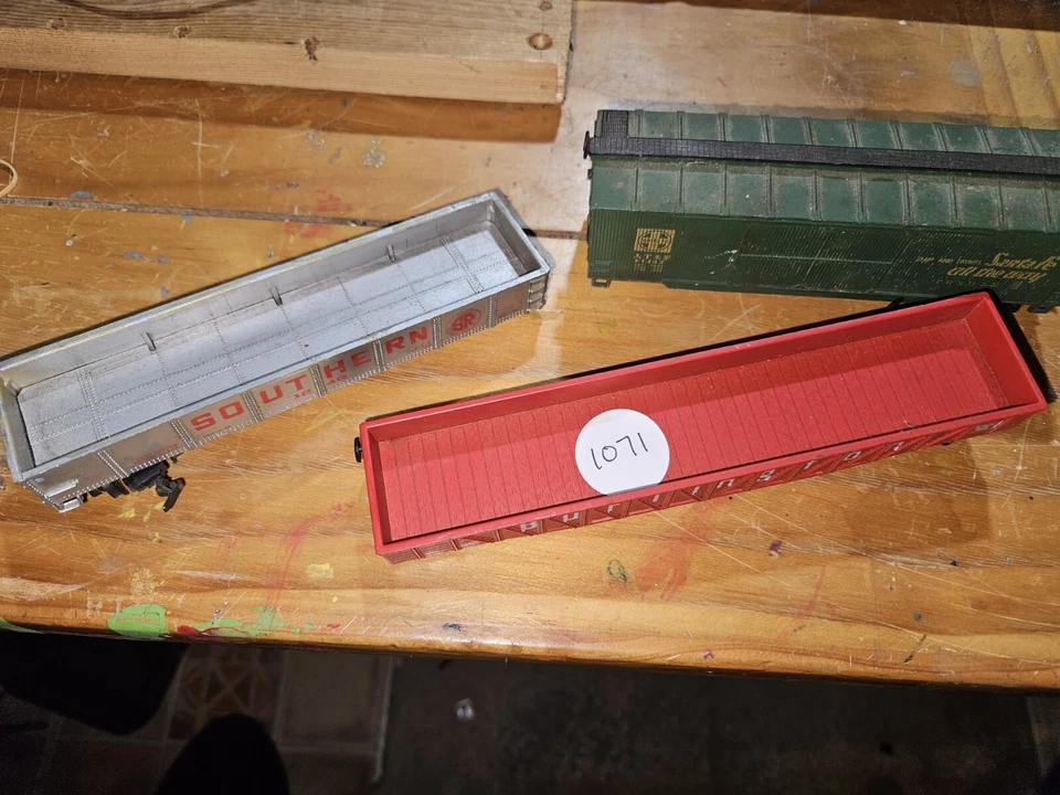 HO FREIGHT CARS NEEDING WHEELS - Image 1 of 4