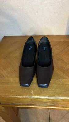 Zapatos de salón clásicos Bass Tristie para mujer de cuero marrón con punta cuadrada 8,5 Foto 1 de 4