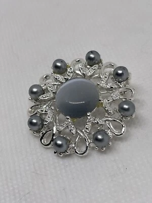 Prendedor de solapa redondo ojo de gato perla sintética gris tono plateado nuevo sin etiquetas  Foto 1 de 4