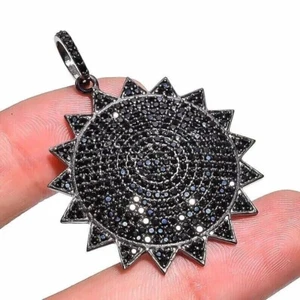 Colgante de diamantes negros creados en laboratorio de 3 quilates con acabado de oro blanco de 14 quilates para hombre - Imagen 1 de 3