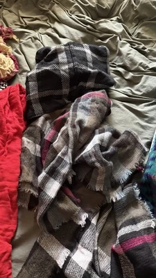 Lote de 7 bufandas para mujer | Paquete misterioso | Cuadros, calavera, rayas, lisas y más Foto 1 de 4