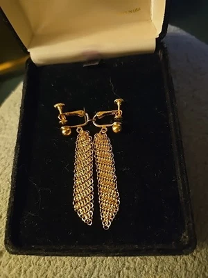 Pendientes colgantes vintage de malla larga atornillables WHITING & DAVIS tono dorado.  Foto 1 de 4