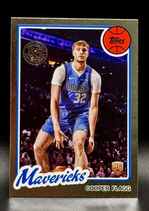 2025-26 Topps Cooper Flagg Foil RC 45th Anniversary #80BK-51 Mavericks - Bild 1 von 2