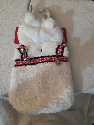 Abrigo de Navidad para perro. Nuevo sin etiquetas sin marca. Blanco con adornos rojos y campanas Med. Talla Xs Foto 1 de 3