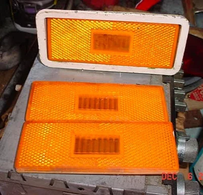 70-71 Plymouth Duster luz indicadora frontal e refletores extras - Imagem 1 de 2