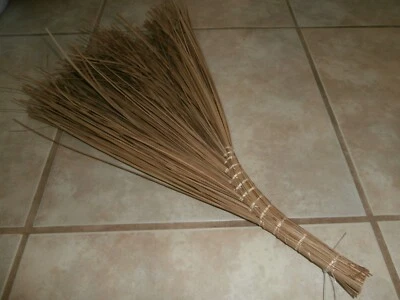 Small Vietnamese original outdoor coconut broom (chổi dừa nước) 20 inch - Image 1 of 4