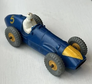 Dinky 234 Ferrari 500 Formula 2 auto da corsa blu, triangolo giallo, mozzi in plastica - Foto 1 di 20